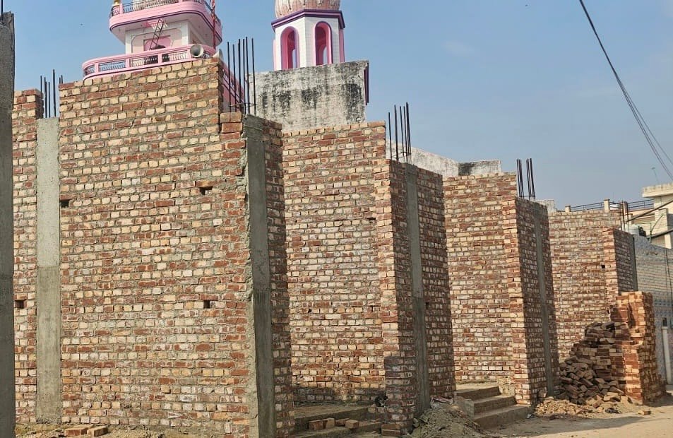 कांग्रेसी नेता की शह पर नाजायज दुकानों का निर्माण ज़ोरों पर