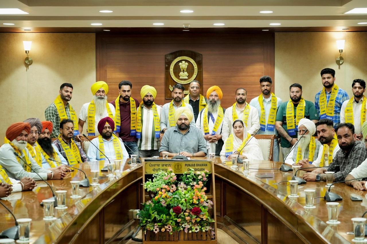 कांग्रेस, अकाली दल और भाजपा को बड़ा झटका, दर्जनों जमीनी स्तर नेता आप में हुए शामिल