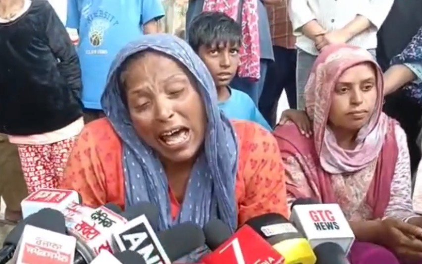जैक से उठा रहे थे मकान-अचानक गिरा नीचे-तीन लोगों की मौत-CCTV आई सामने