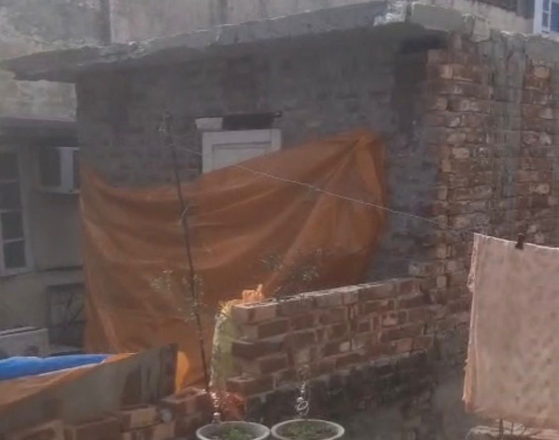 बीमारी ग्रस्त बुजुर्ग महिला को किया जा रहा परेशान-फ्लैट में नाजायज निर्माण करके हवा भी रोकी