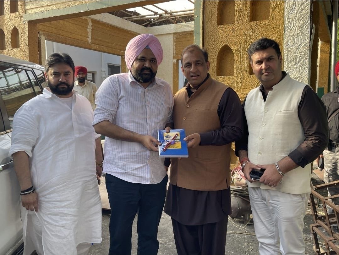 मुख्यमंत्री के ओएसडी राजवीर सिंह घुमन को बुके की जगह पुस्तक भेंट कर नितिन कोहली ने किया सम्मान, CM भगवंत मान के निवास पर हुई मुलाकात