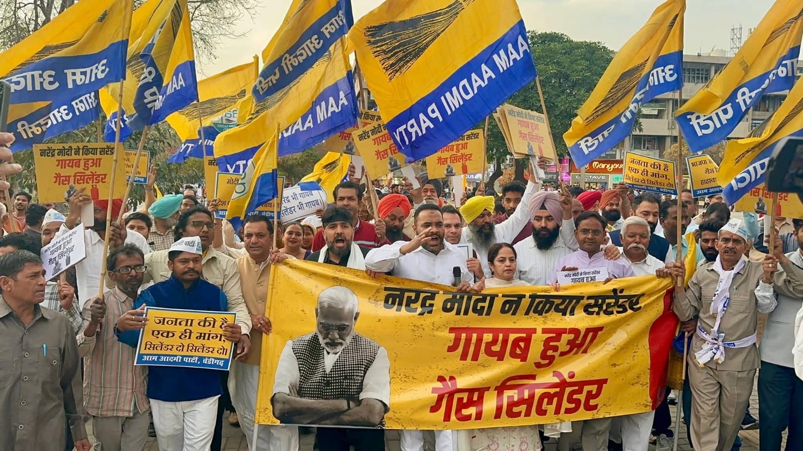 नरेंद्र मोदी ने किया सरेंडर-गायब हुआ गैस सिलेंडर!