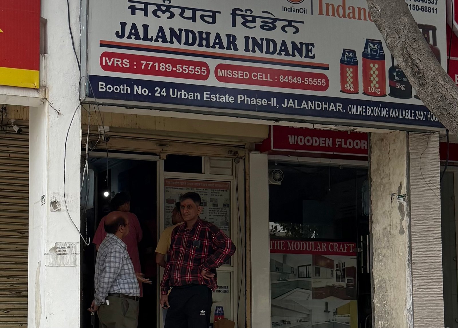 घरेलू गैंस सिलेंडर मिल नहीं रहे, फास्ट फूड की रेहडियो पर इस्तेमाल हो रहे घरेलू सिलेंडर