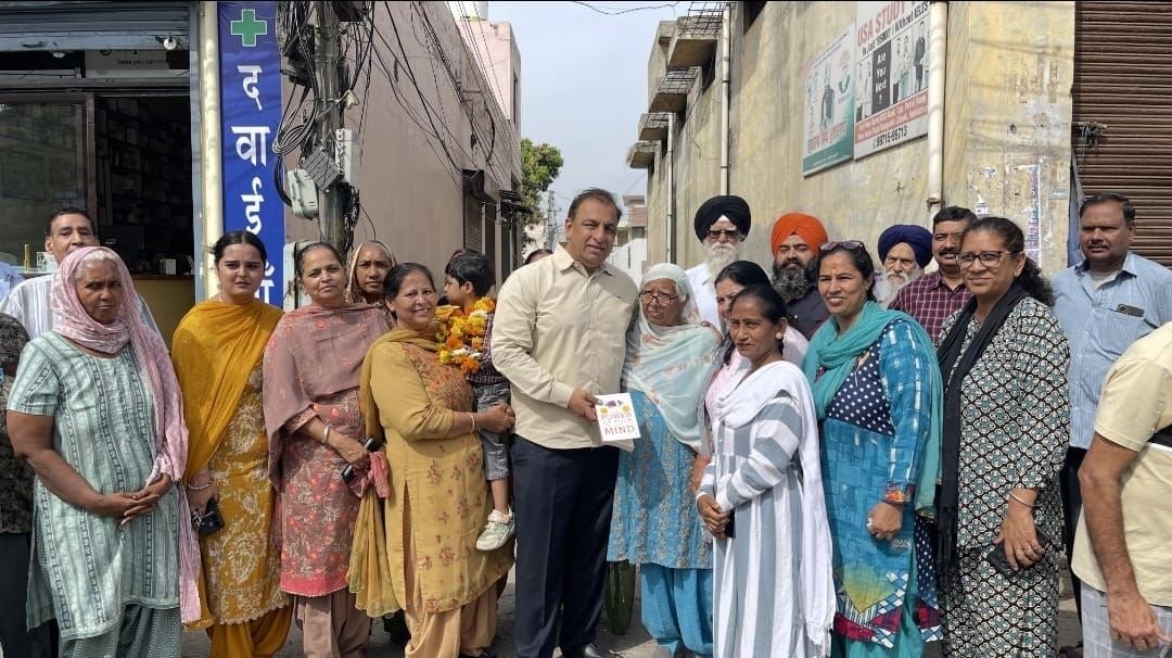 दातार नगर में 20 लाख की लागत से सीवरेज पाइपलाइन कार्य शुरू: नितिन कोहली को बुके की जगह किताब देकर किया सम्मान