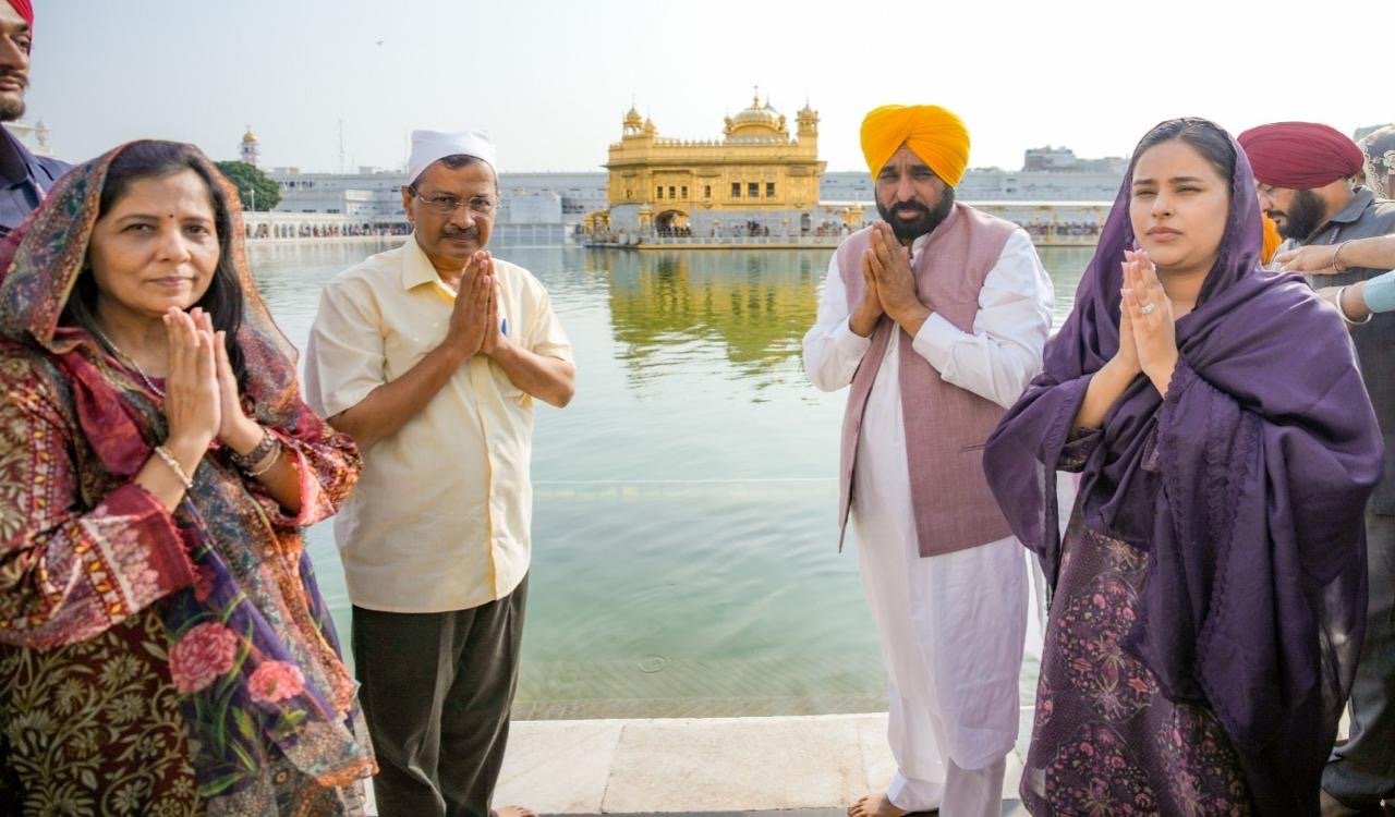 अदालत द्वारा ईमानदारी साबित होने के बाद अरविंद केजरीवाल ने मुख्यमंत्री भगवंत सिंह मान के साथ सच्चखंड श्री हरिमंदिर साहिब में माथा टेका