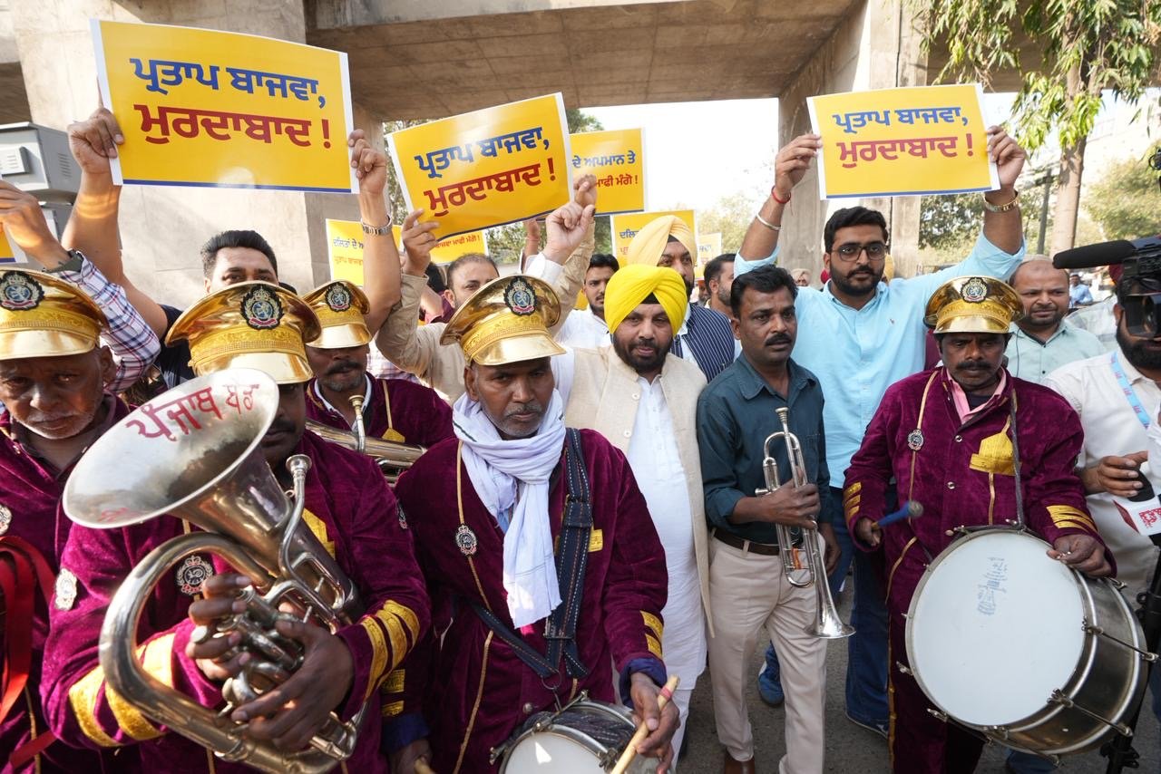 कांग्रेसी नेता प्रताप सिंह बाजवा की टिप्पणियों के विरोध में ‘बैंड बाजे’ के साथ पंजाब विधानसभा पहुंचे ‘आप’ नेता