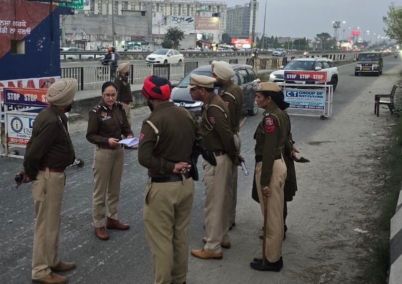 होली पर सुबह से शाम तक सड़कों पर रही पुलिस कमिश्नर धनप्रीत कौर ओर डीसीपी ढिल्लों