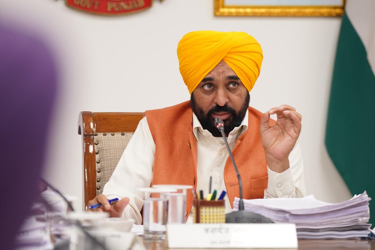 मुख्यमंत्री भगवंत सिंह मान ने केंद्रीय नागर विमानन मंत्री से की बात, युद्ध प्रभावित अरब देशों में फंसे पंजाबियों को तुरंत निकालने की मांग की