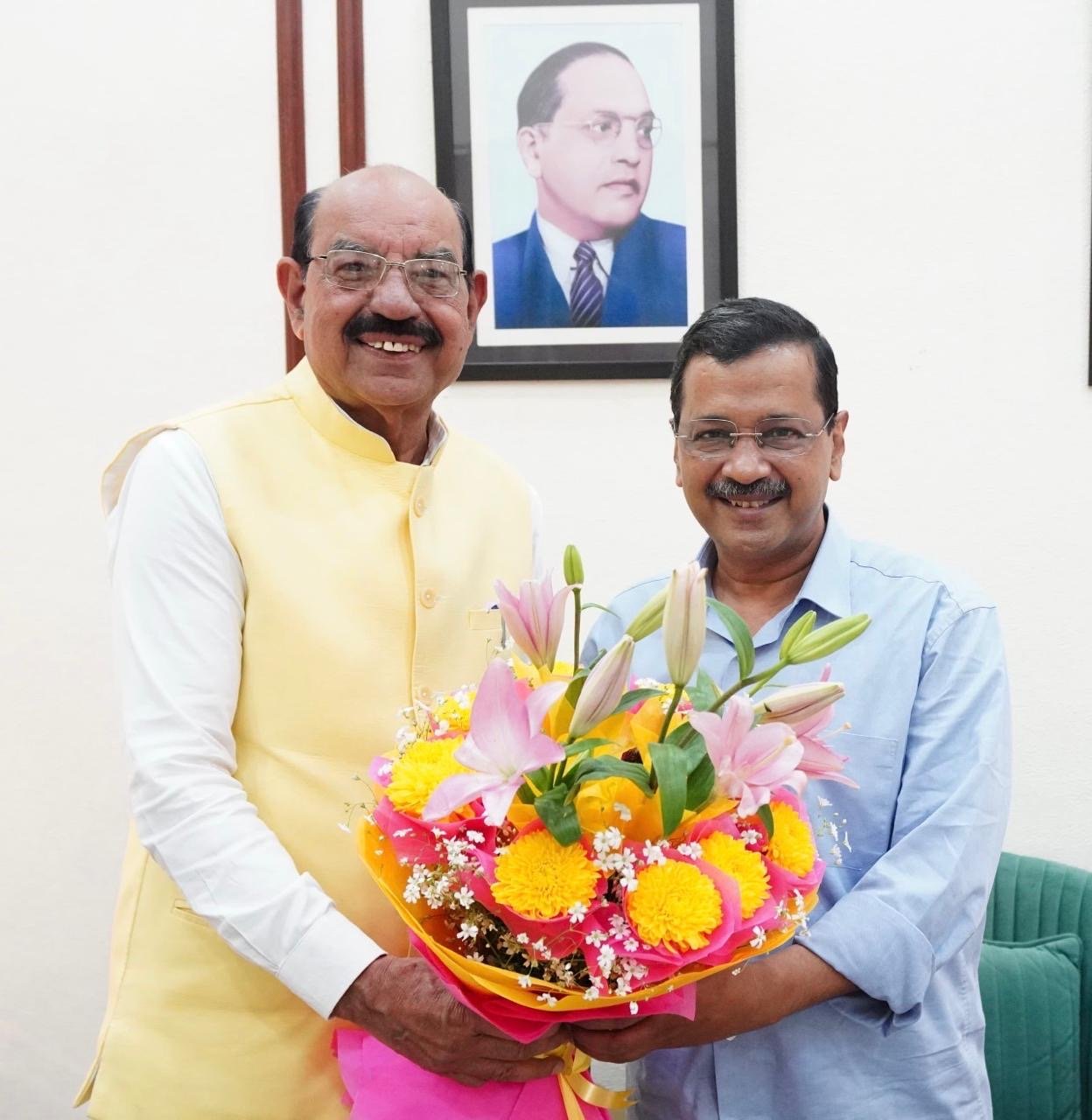 केबिनेट मंत्री पंजाब श्री मोहिंदर भगत ने अरविंद केजरीवाल को बरी होने पर दी बधाई, गुलदस्ता भेंट कर जताई खुशी