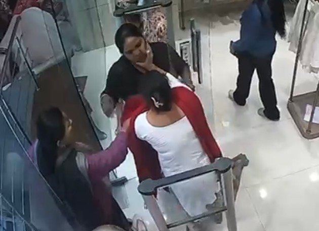 बहू करती थी परेशान तो सास पहुँची शोरूम में,वहीं बालों से घसीटकर पीटा