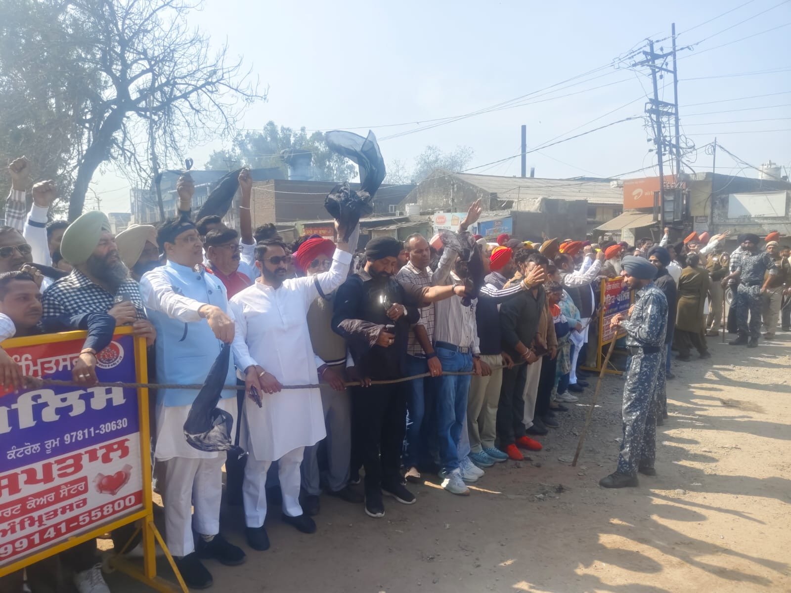 आप नेताओं ने अमृतसर में हरियाणा के मुख्यमंत्री नायब सिंह सैनी को दिखाए काले झंडे