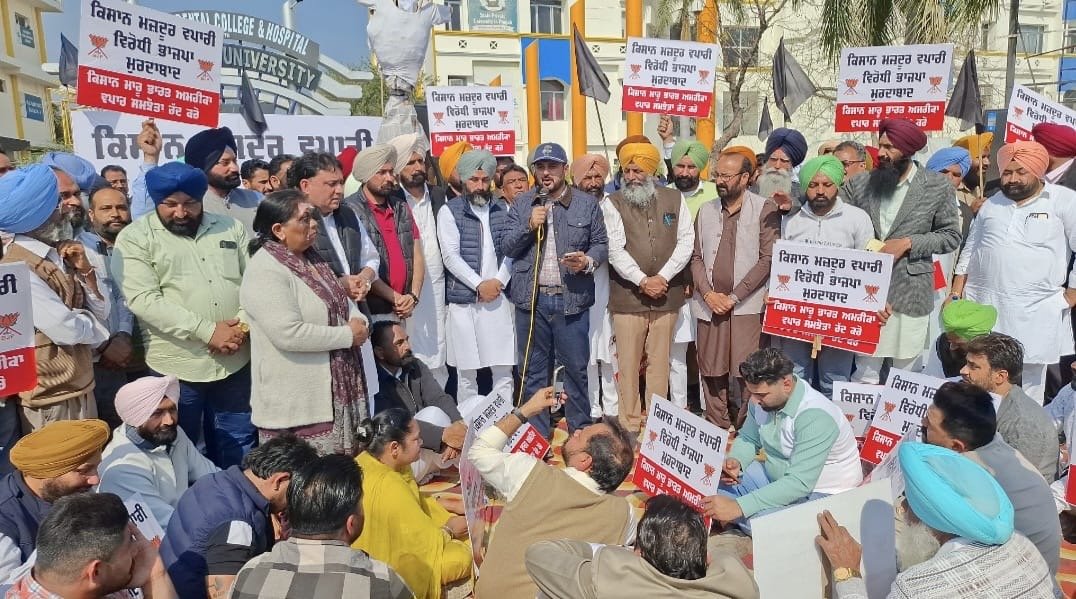 आप’ ने देश भगत यूनिवर्सिटी के बाहर हरियाणा के सीएम नायब सिंह सैनी के खिलाफ किया जोरदार प्रदर्शन, पीएम मोदी का फूंका पुतला