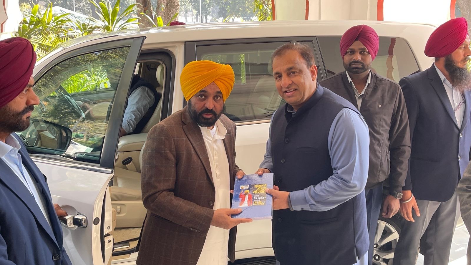 नितिन कोहली ने सीएम के अनोखे स्वागत के साथ ‘जालंधर पढ़ाओ’ को बढ़ावा दिया; ‘बुके कल्चर’ से ‘बुक कल्चर’ की ओर बढ़ने की अपील