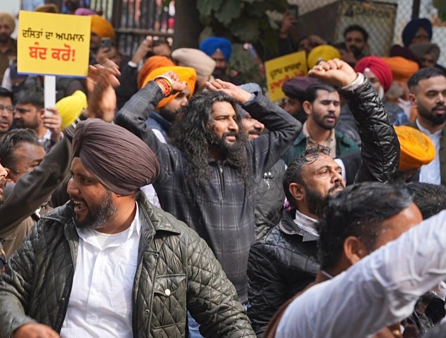 दलित और मेहनतकश का मजाक उड़ाने पर कांग्रेस के खिलाफ बैंड-बाजा लेकर “आप” का जोरदार प्रदर्शन