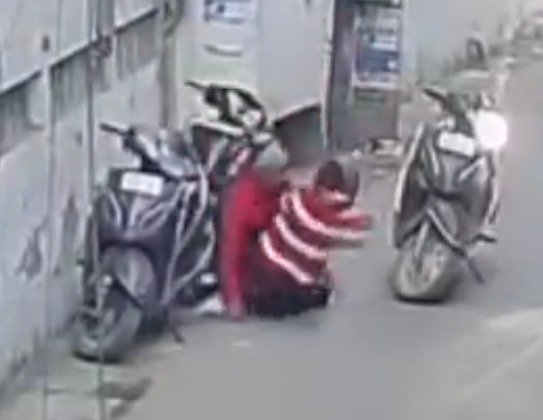 अकेली लड़की नहीं सेफ-गली में देख युवक ने की ये हरकत