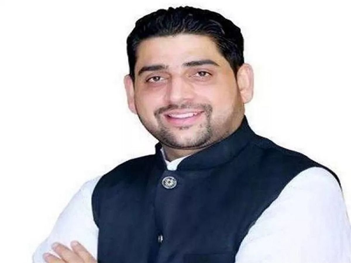 पूर्व विधायक ओर BJP नेता शीतल अंगुराल के घर के बाहर से पुलिस ने नाका तोड़कर भागे युवक किए काबू