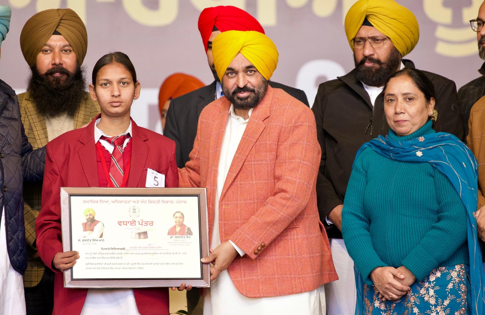 मुख्यमंत्री भगवंत सिंह मान सरकार ने ‘मिशन रोज़गार’ के तहत युवाओं को बिना किसी रिश्वत और सिफ़ारिश के 63,943 सरकारी नौकरियाँ दीं