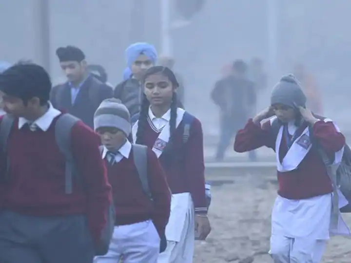ठंड में ठिठुरें बच्चे-10 प्रतिशत भी नहीं आएं स्कूल में बच्चे,टीचरों की गिनती रही बच्चों से ज़्यादा
